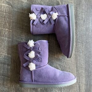 Koolaburra by Ugg Victoria Short Purple Boots with Bow Detail Girls Size 4.